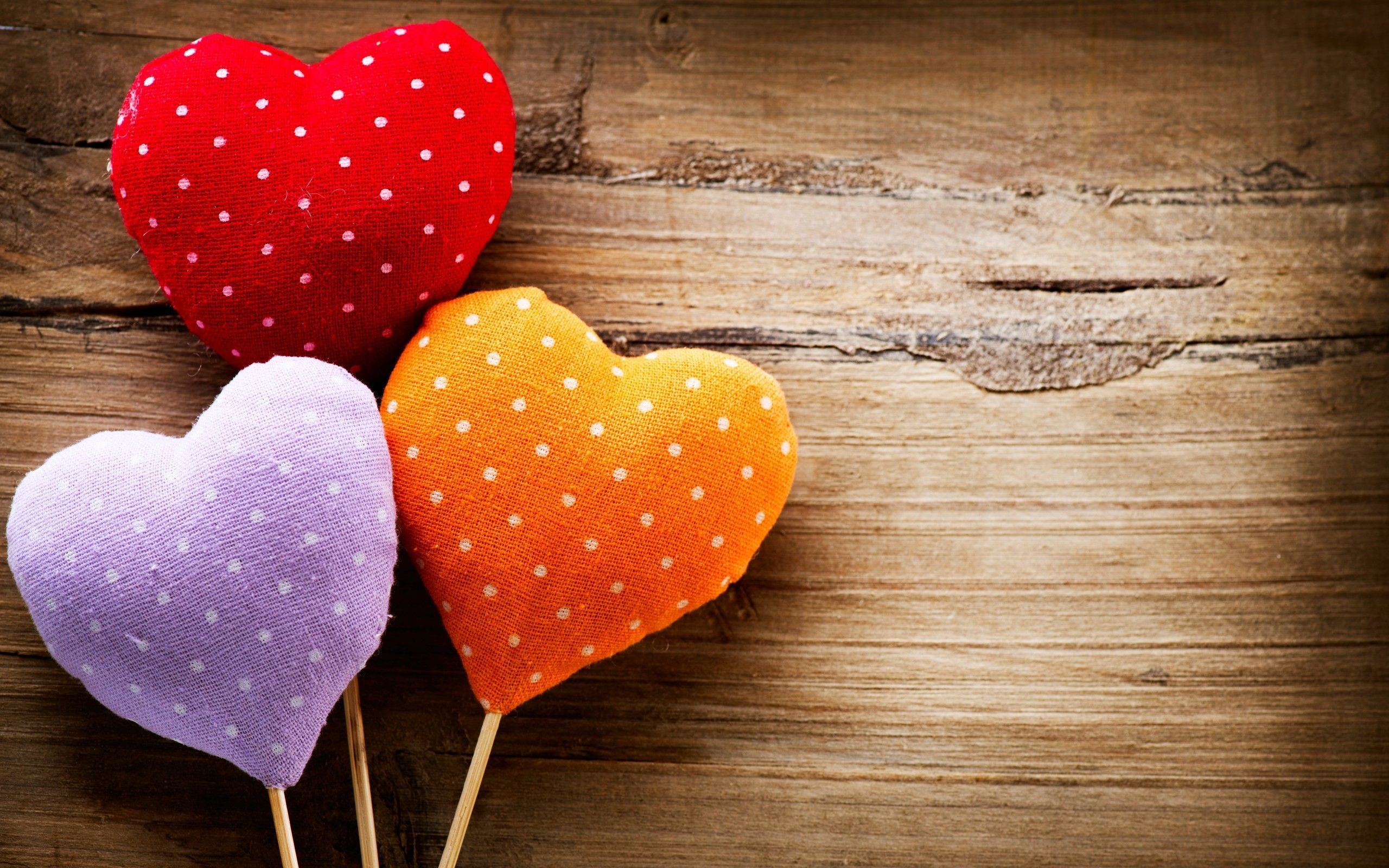 Papier coeurs Saint Valentin sur bois | Photo Gratuite